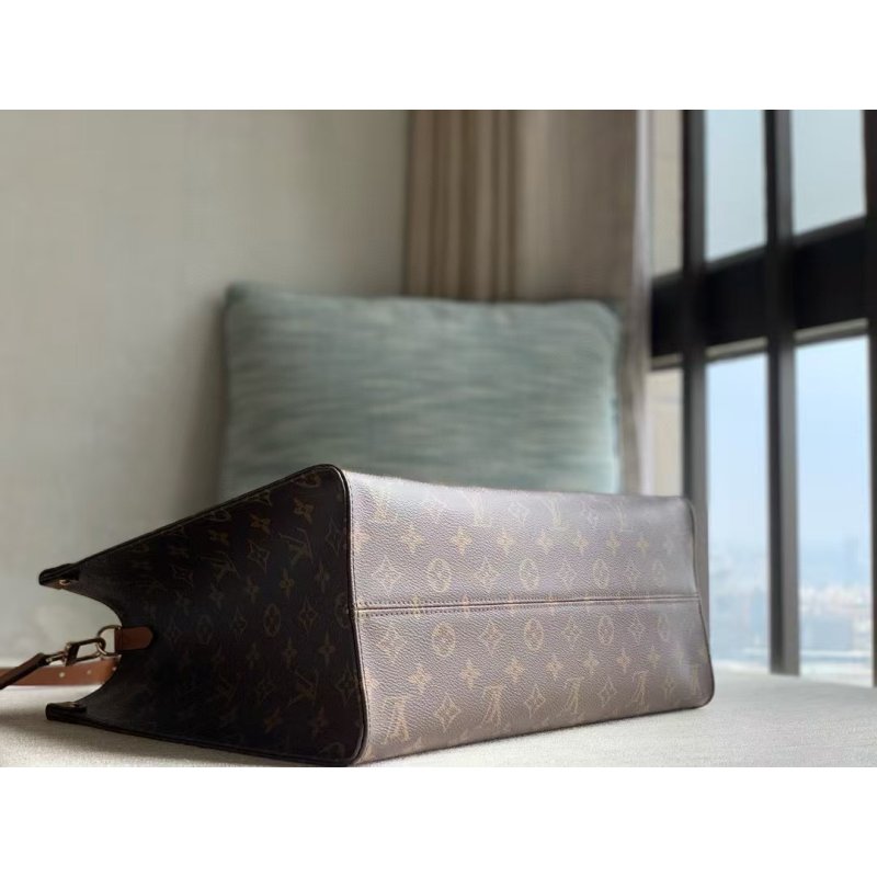 Louis Vuitton OntheGo Hand Bag BG0525091
