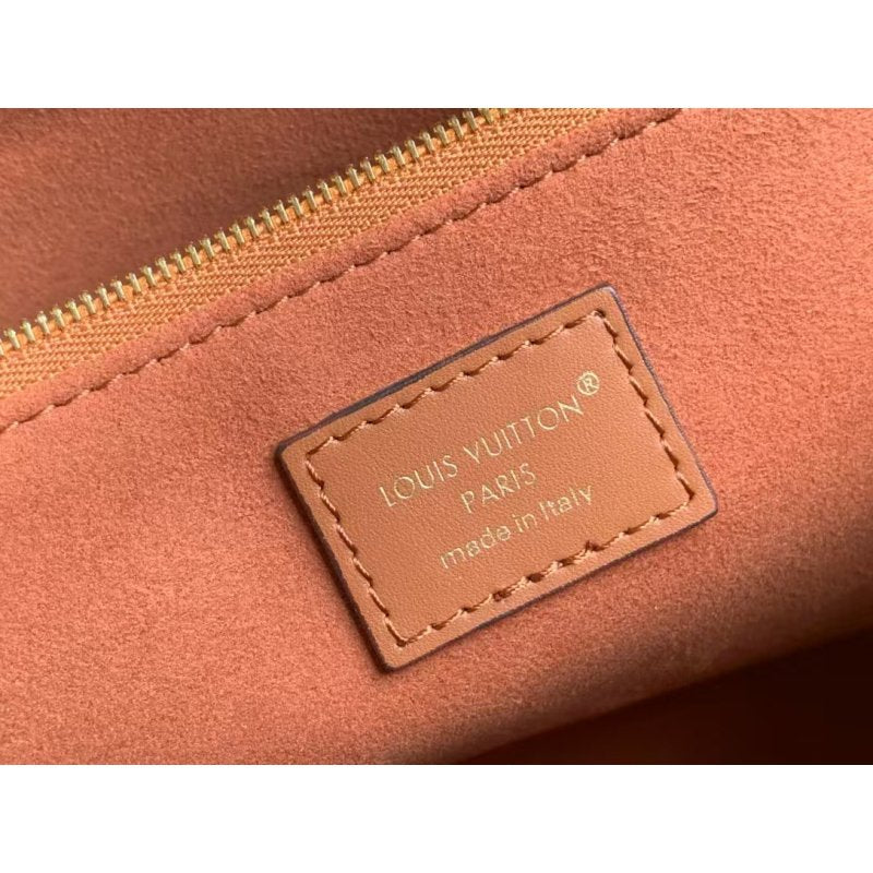 Louis Vuitton OntheGo Hand Bag BG0525091