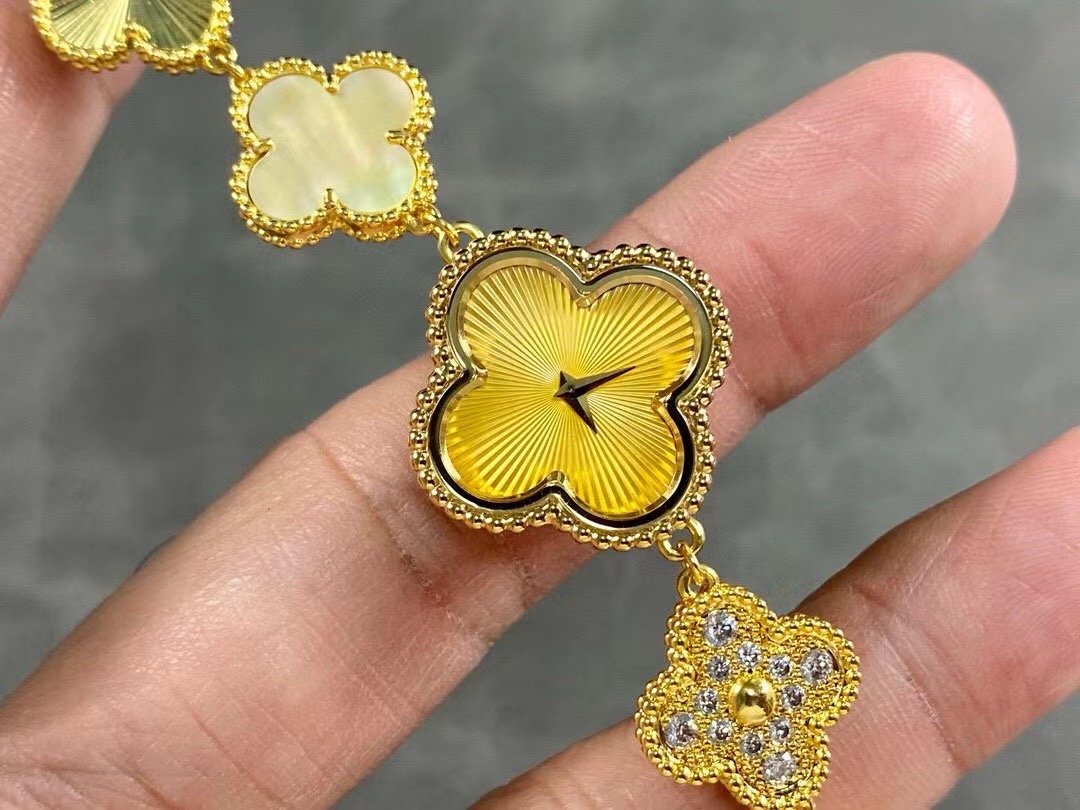 Van Cleef and Arpels Alhambra Four Leaf Bracelet Series Wrist Watch WTJN25274