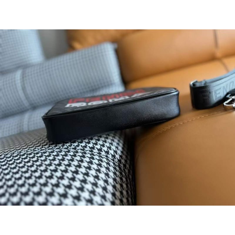 Fendi Zipper Shoulder Wallet WB001373