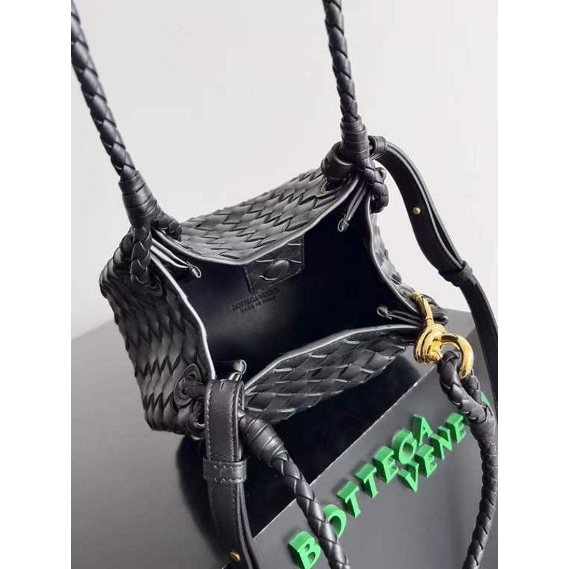 Bottega Veneta Andiamo Parachute Bag in Intrecciato Leather BGDC0072