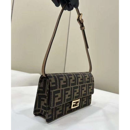 Fendi Baguette Chain Wallet BG02996