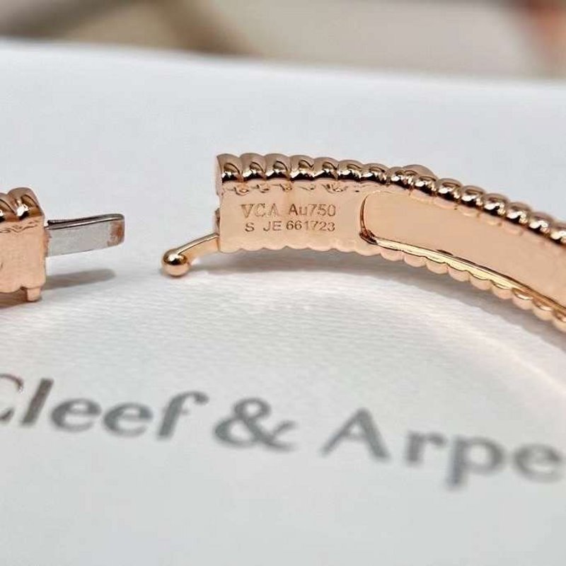 Van Cleef and Arpels Four Leaf Clover Bracelet JWLH0165