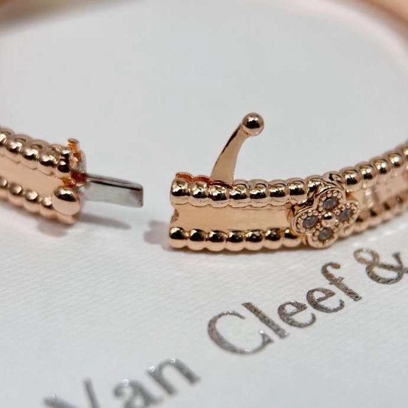 Van Cleef and Arpels Four Leaf Clover Bracelet JWLH0165