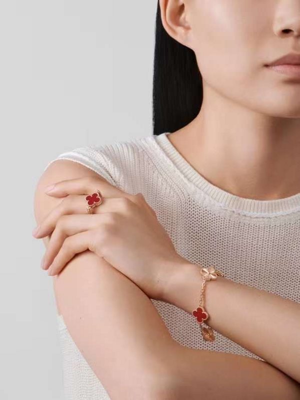 Van Cleef and Arpels Lucky Five Flower Bracelet JWLH0167