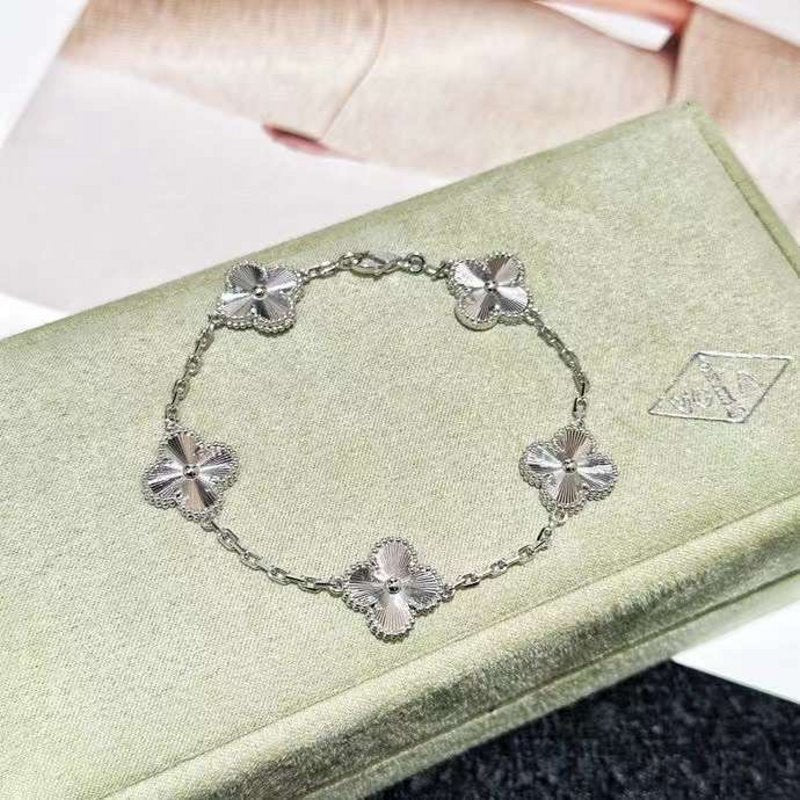 Van Cleef and Arpels Lucky Five Flower Bracelet JWLH0168