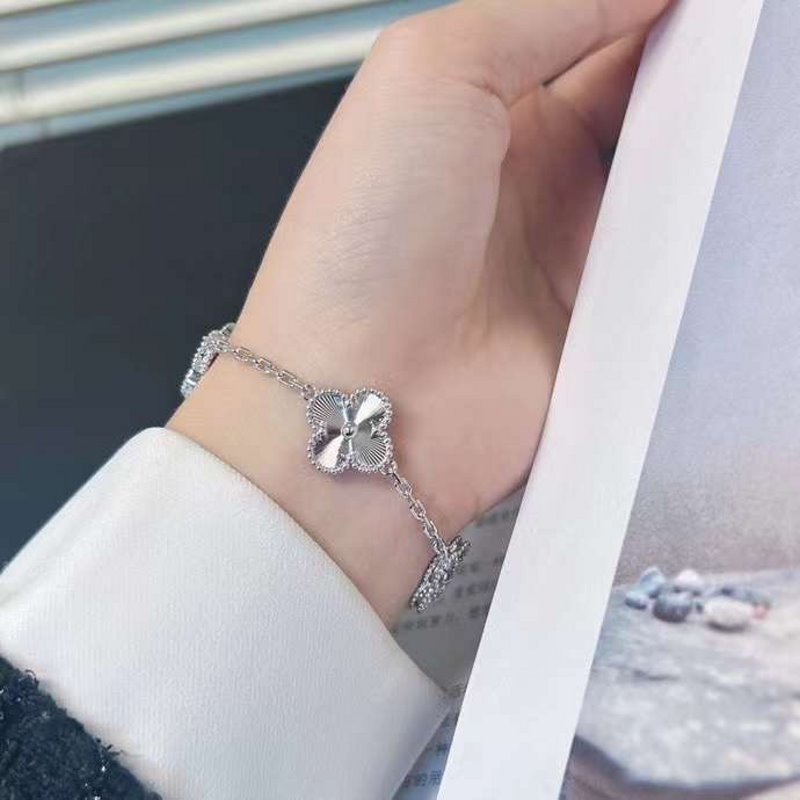 Van Cleef and Arpels Lucky Five Flower Bracelet JWLH0168