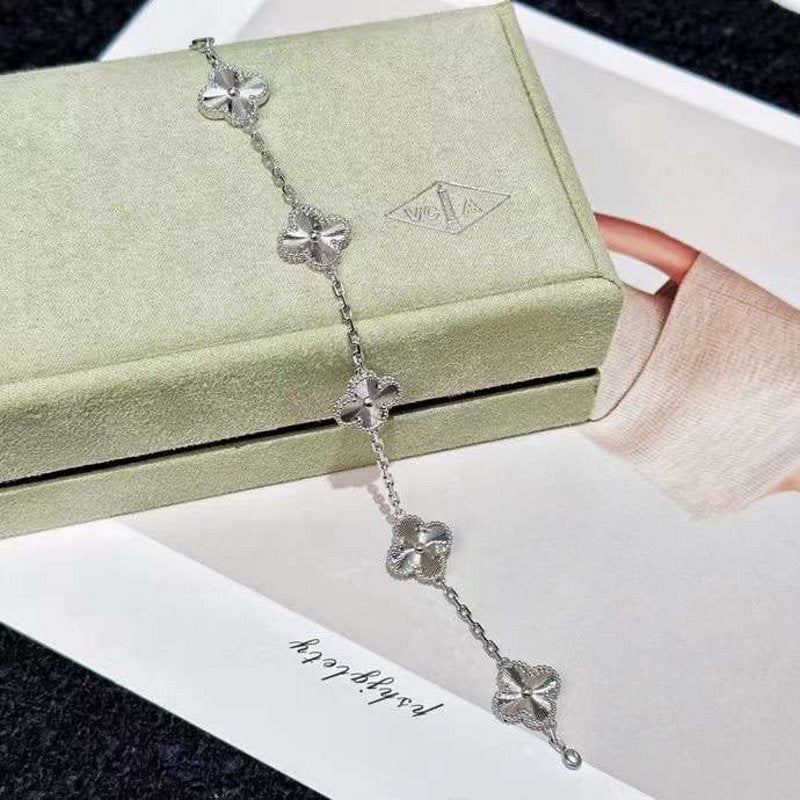 Van Cleef and Arpels Lucky Five Flower Bracelet JWLH0168