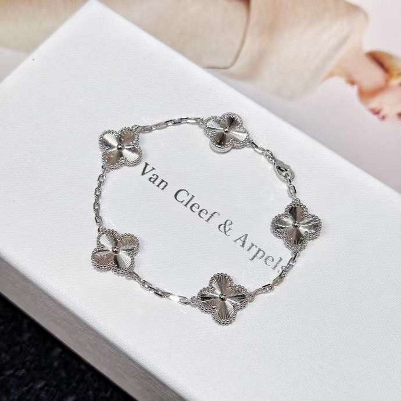 Van Cleef and Arpels Lucky Five Flower Bracelet JWLH0168