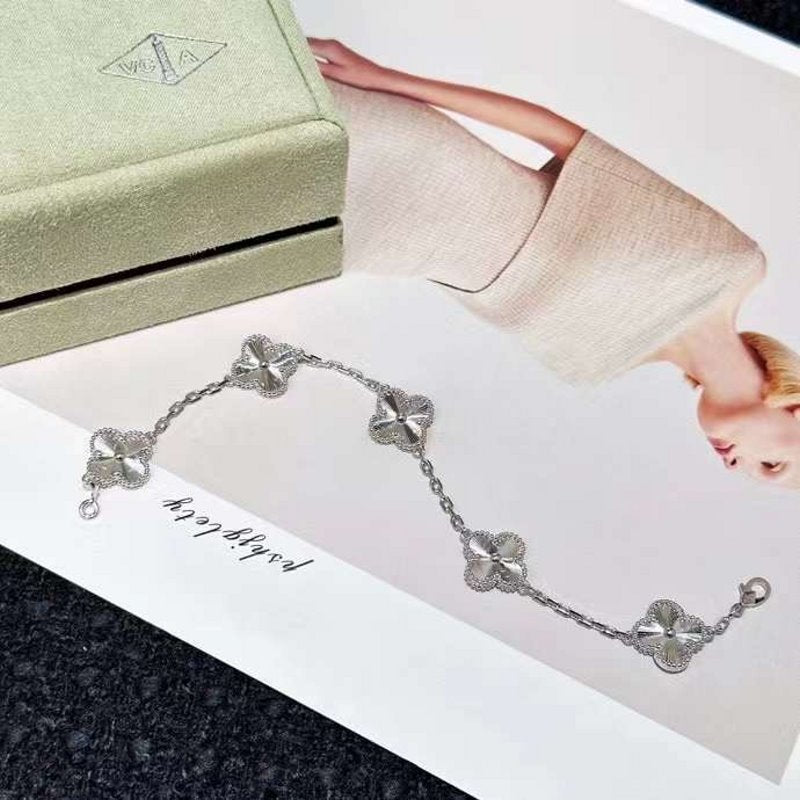 Van Cleef and Arpels Lucky Five Flower Bracelet JWLH0168