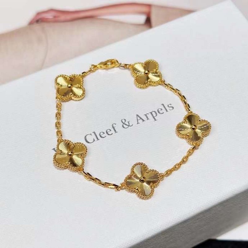 Van Cleef and Arpels Lucky Five Flower Bracelet JWLH0169