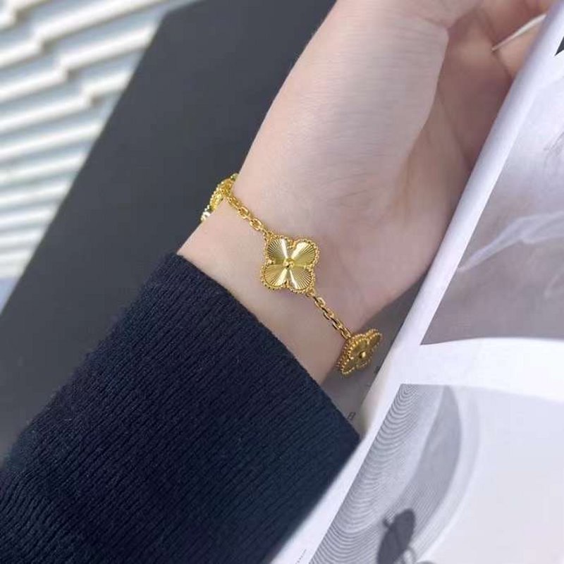 Van Cleef and Arpels Lucky Five Flower Bracelet JWLH0169
