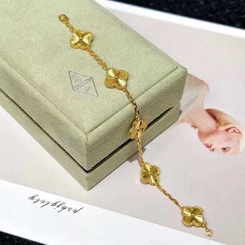 Van Cleef and Arpels Lucky Five Flower Bracelet JWLH0169