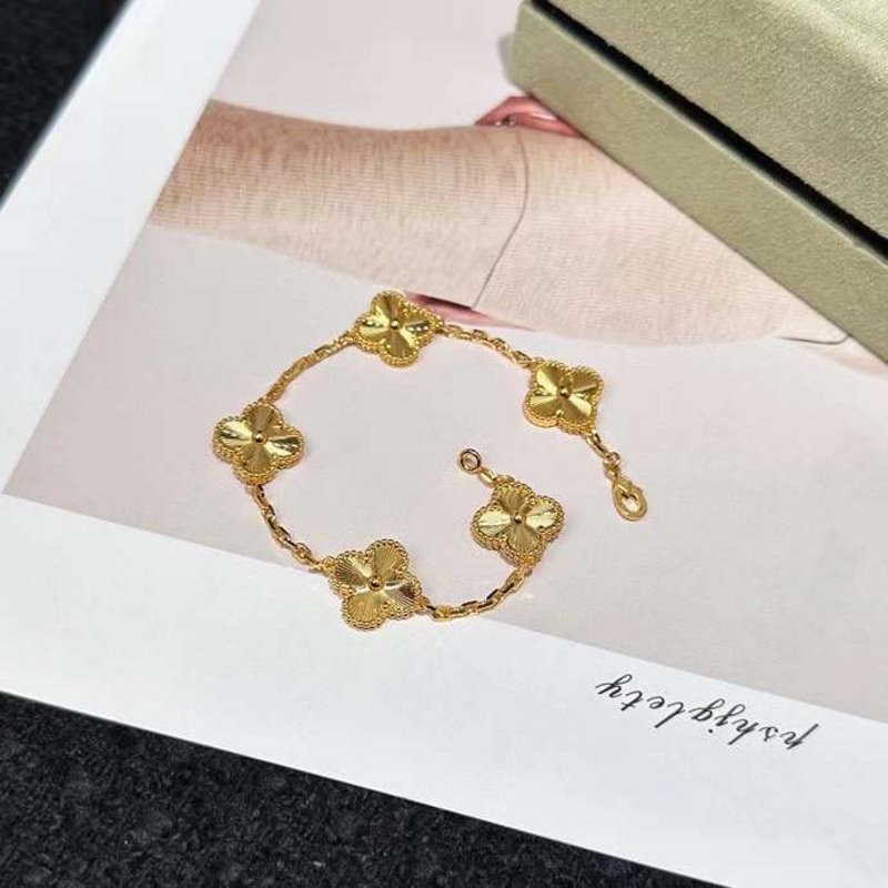 Van Cleef and Arpels Lucky Five Flower Bracelet JWLH0169