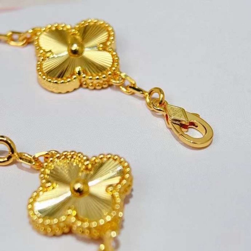 Van Cleef and Arpels Lucky Five Flower Bracelet JWLH0169