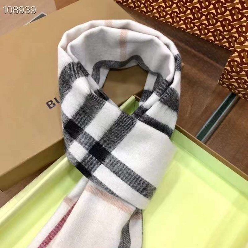 Burberry Wool and Cashmere Scarf SS001190