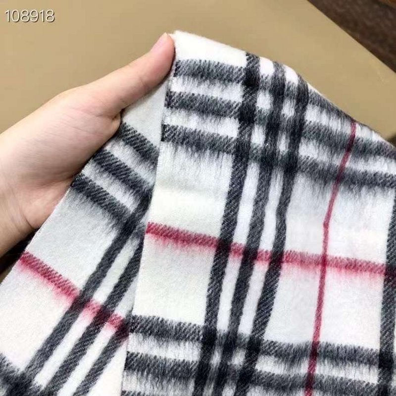 Burberry Wool and Cashmere Scarf SS001194