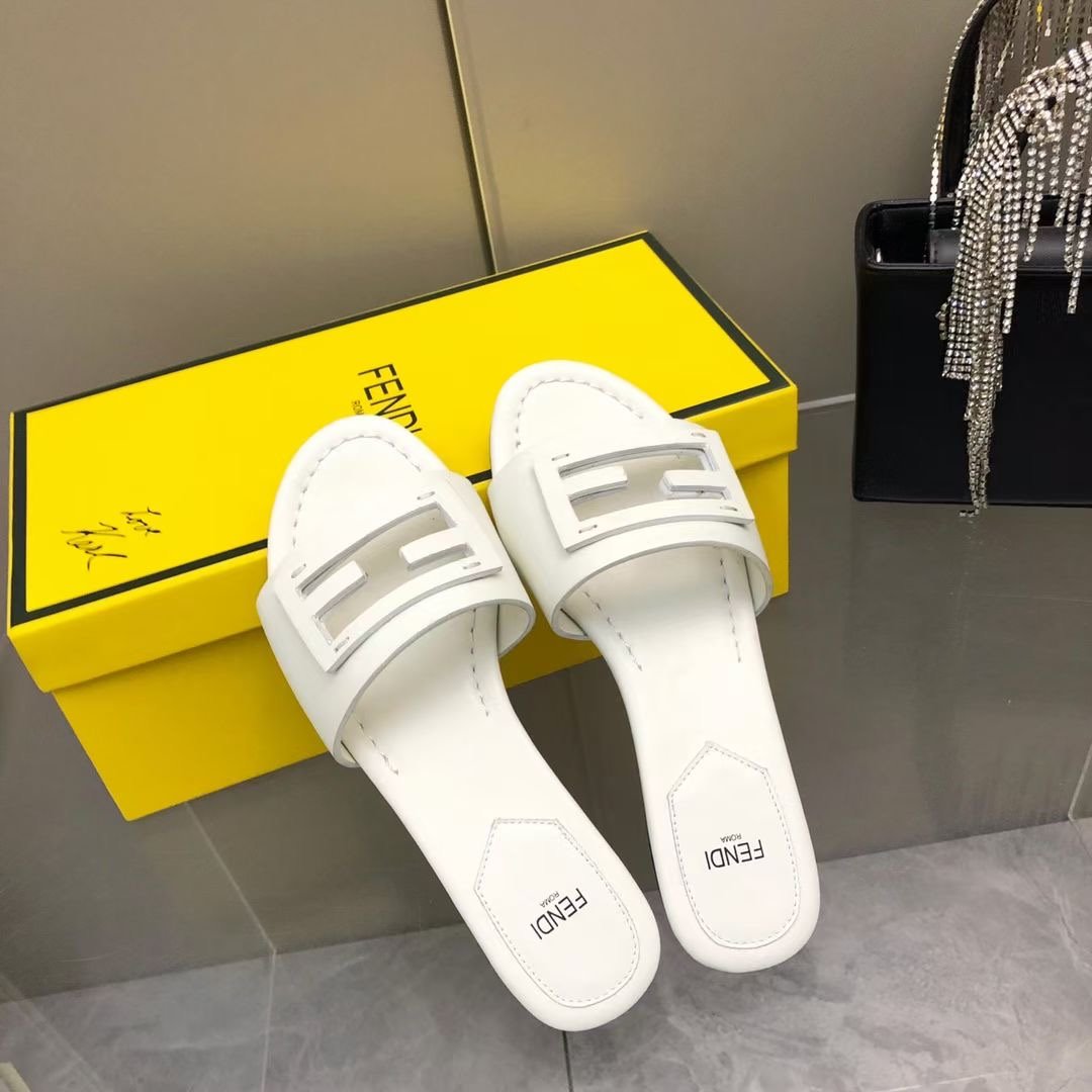 Fendi Leather Slides SHS03548