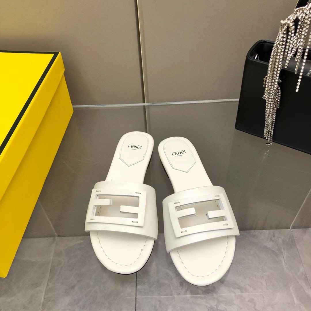 Fendi Leather Slides SHS03548