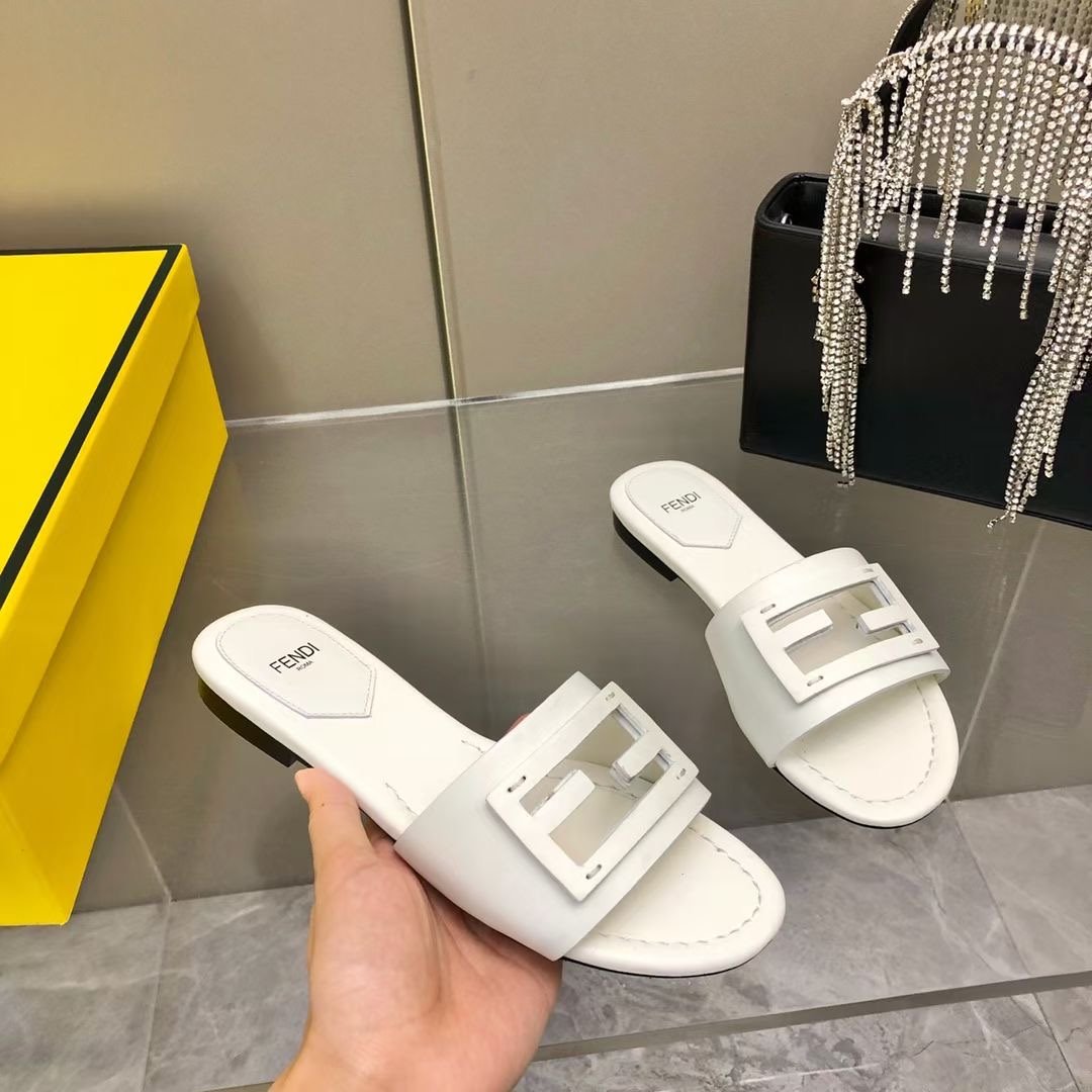 Fendi Leather Slides SHS03548