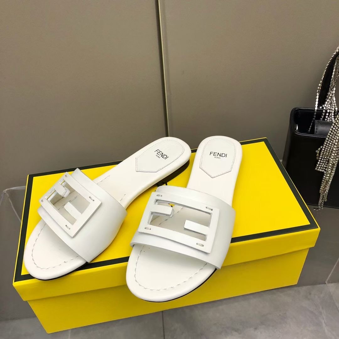 Fendi Leather Slides SHS03548