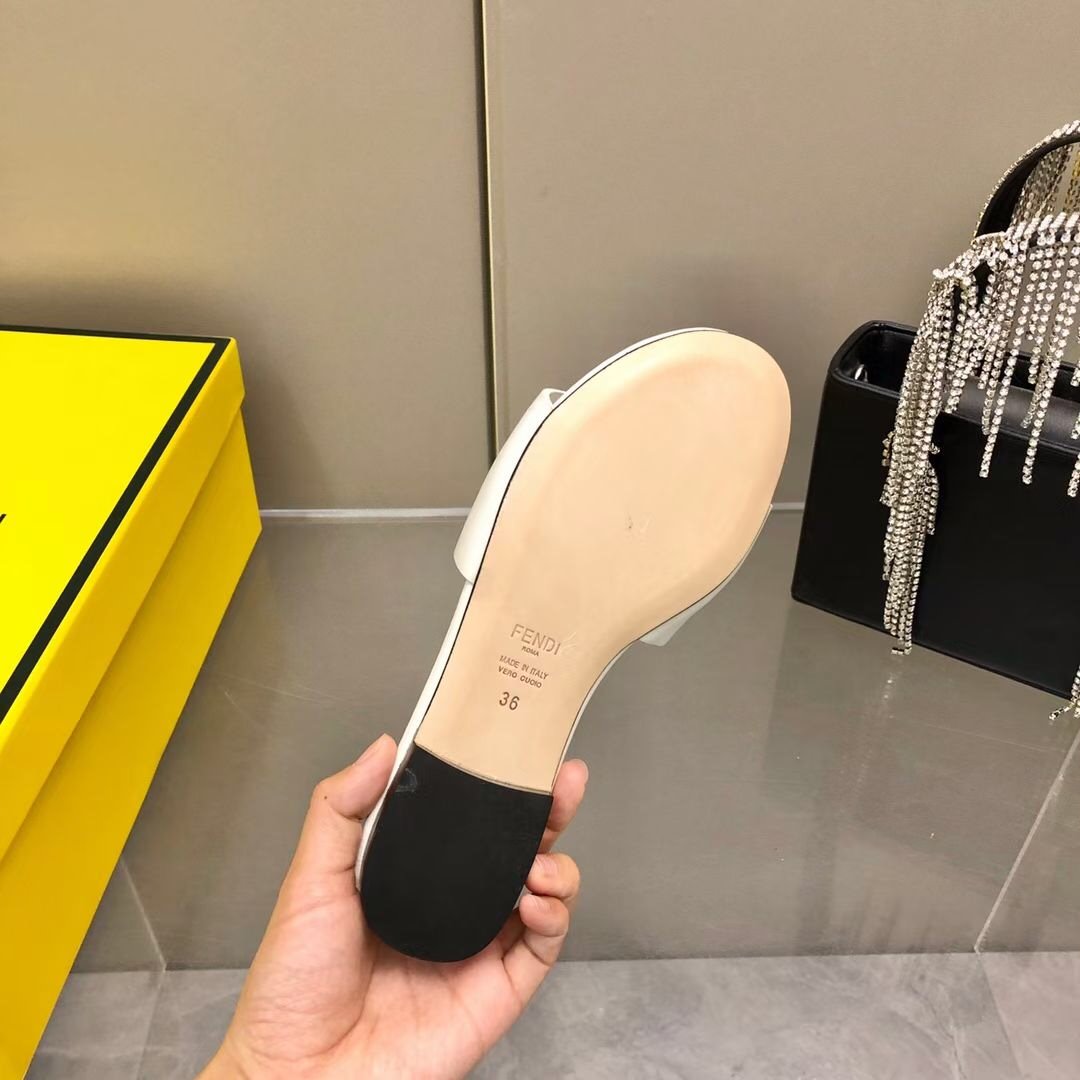 Fendi Leather Slides SHS03548