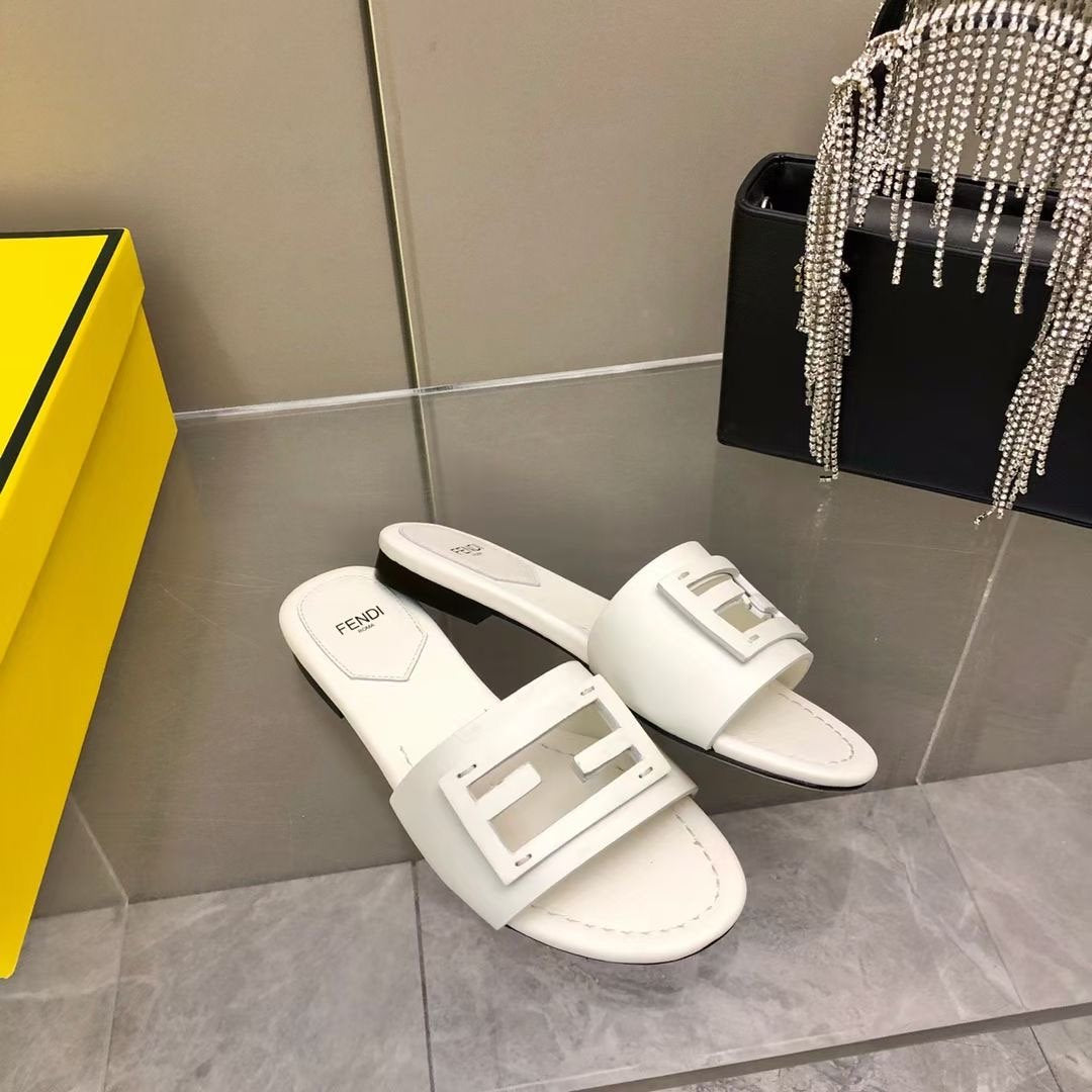 Fendi Leather Slides SHS03548