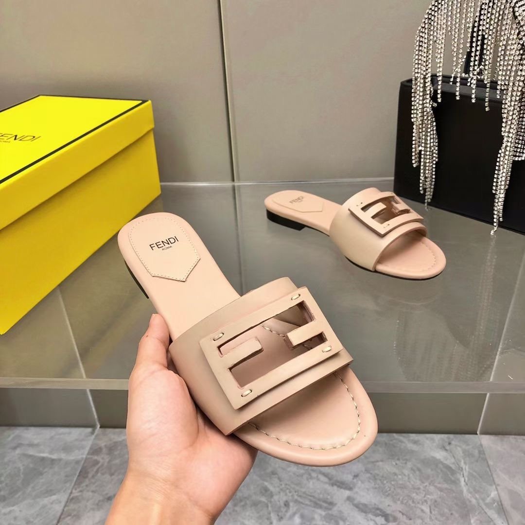 Fendi Leather Slides SHS03549