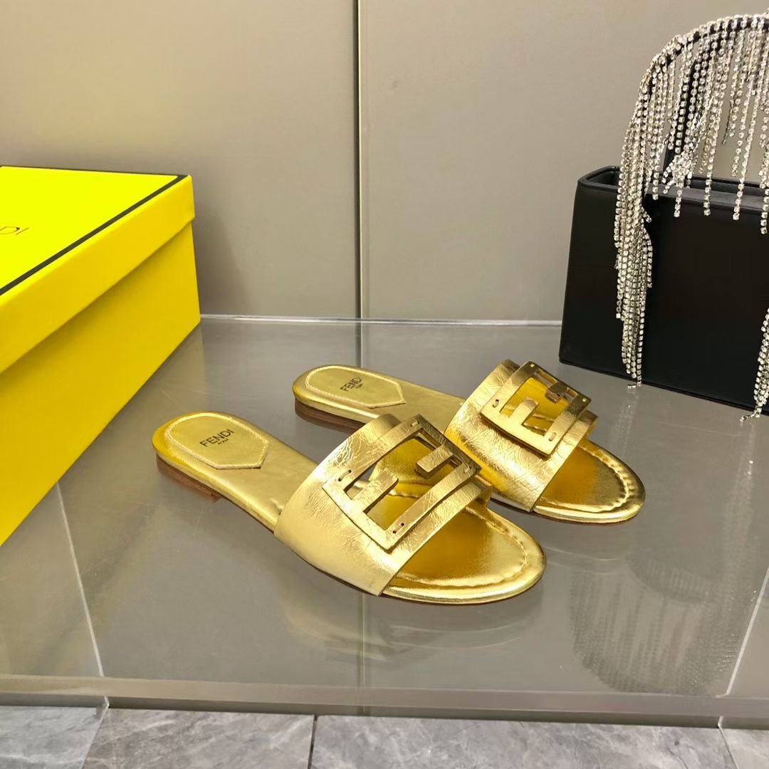 Fendi Leather Slides SHS03551