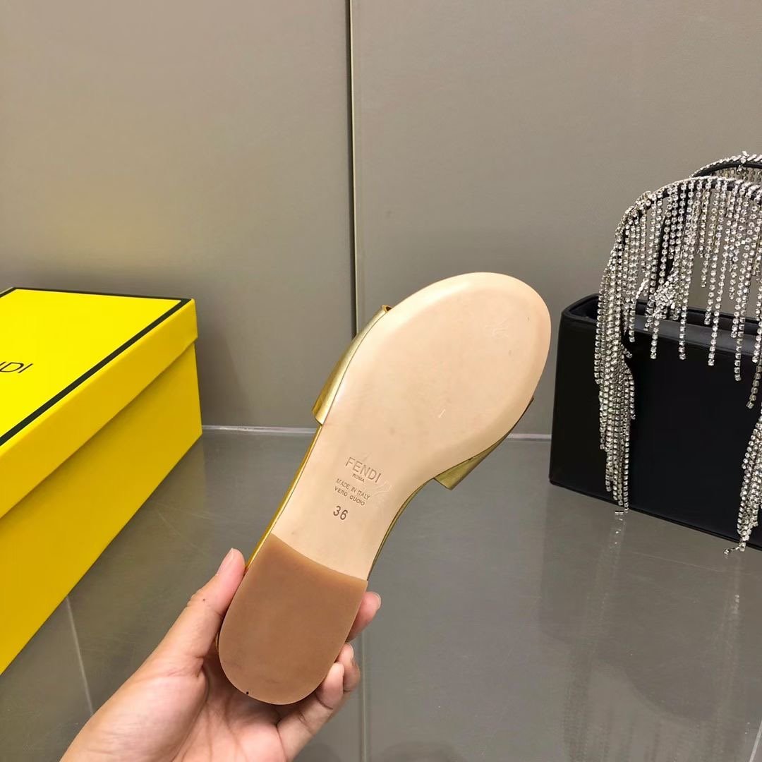 Fendi Leather Slides SHS03551