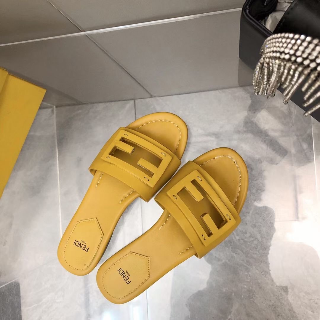 Fendi Leather Slides SHS03552