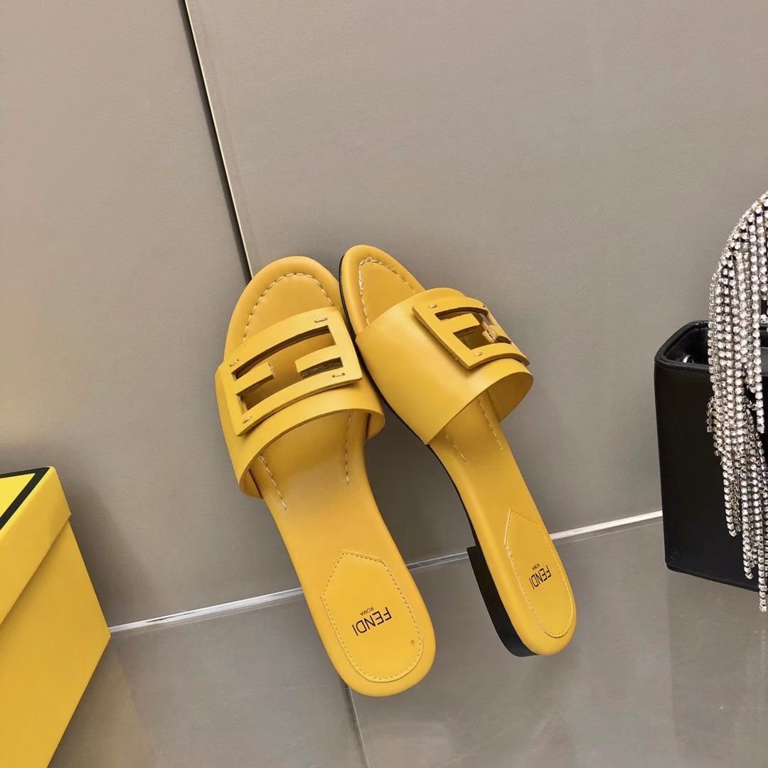 Fendi Leather Slides SHS03553