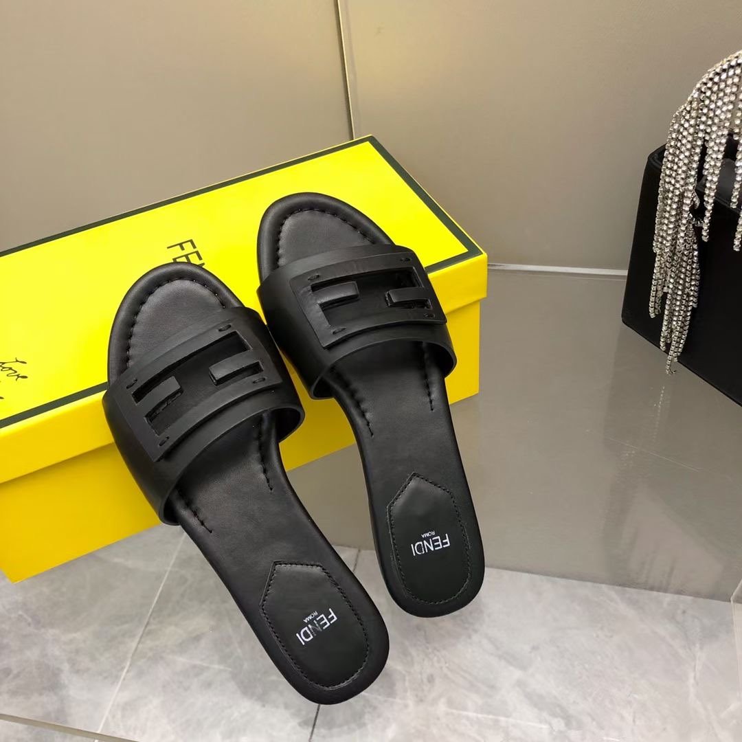 Fendi Leather Slides SHS03554