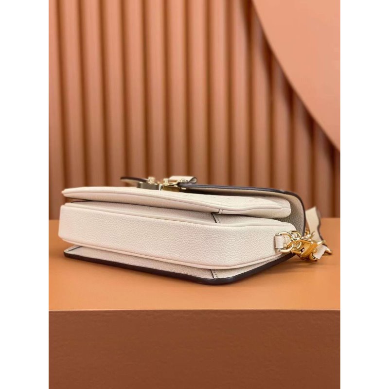 Louis Vuitton Pochette Metis Hand Bag BG02020