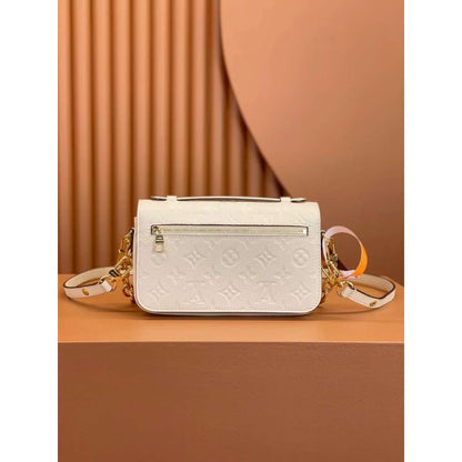 Louis Vuitton Pochette Metis Hand Bag BG02020