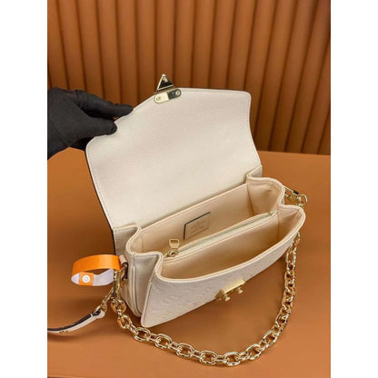 Louis Vuitton Pochette Metis Hand Bag BG02020