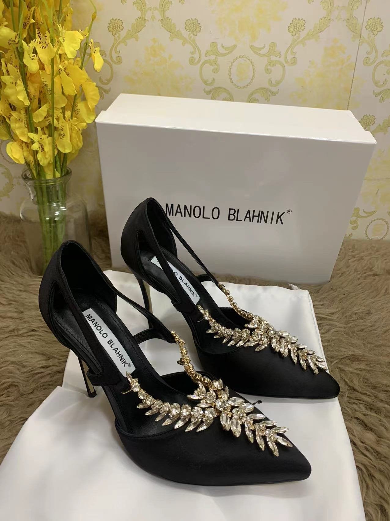 Manolo Blahnik Slingback Pumps SHS03854