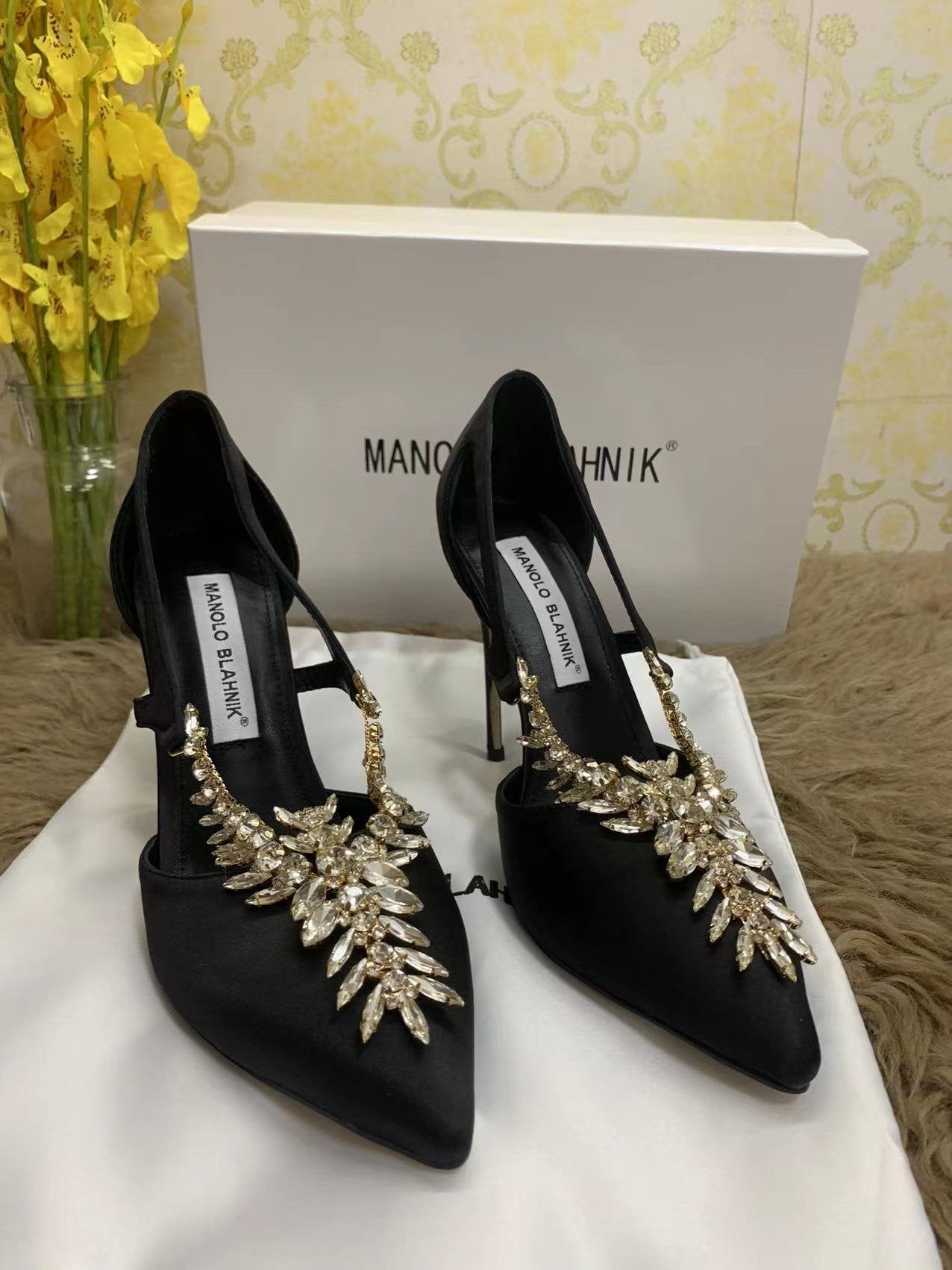 Manolo Blahnik Slingback Pumps SHS03854