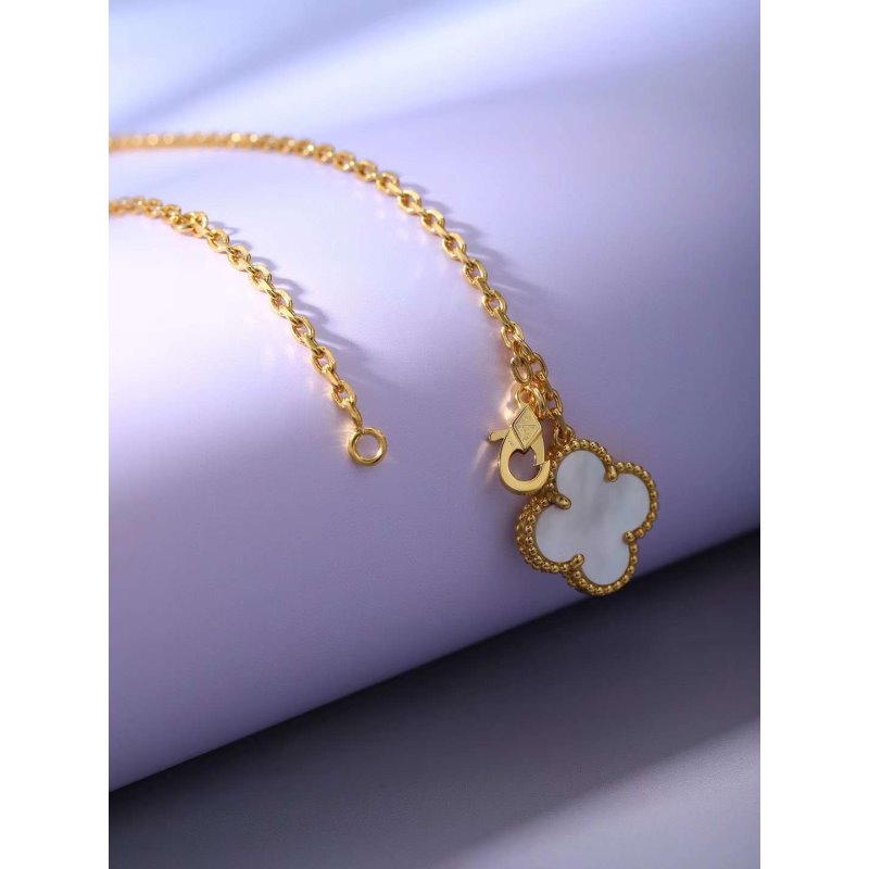 Van Cleef and Arpels Alhambra four leaf clover necklace JWL01111