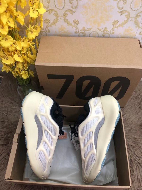 Yeezy Boost 700 SHS02996