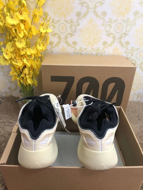 Yeezy Boost 700 SHS02996