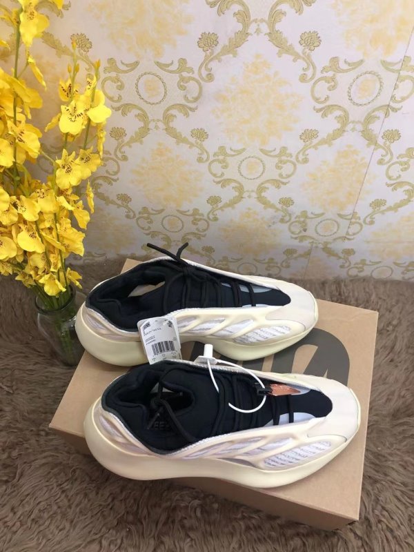 Yeezy Boost 700 SHS02996